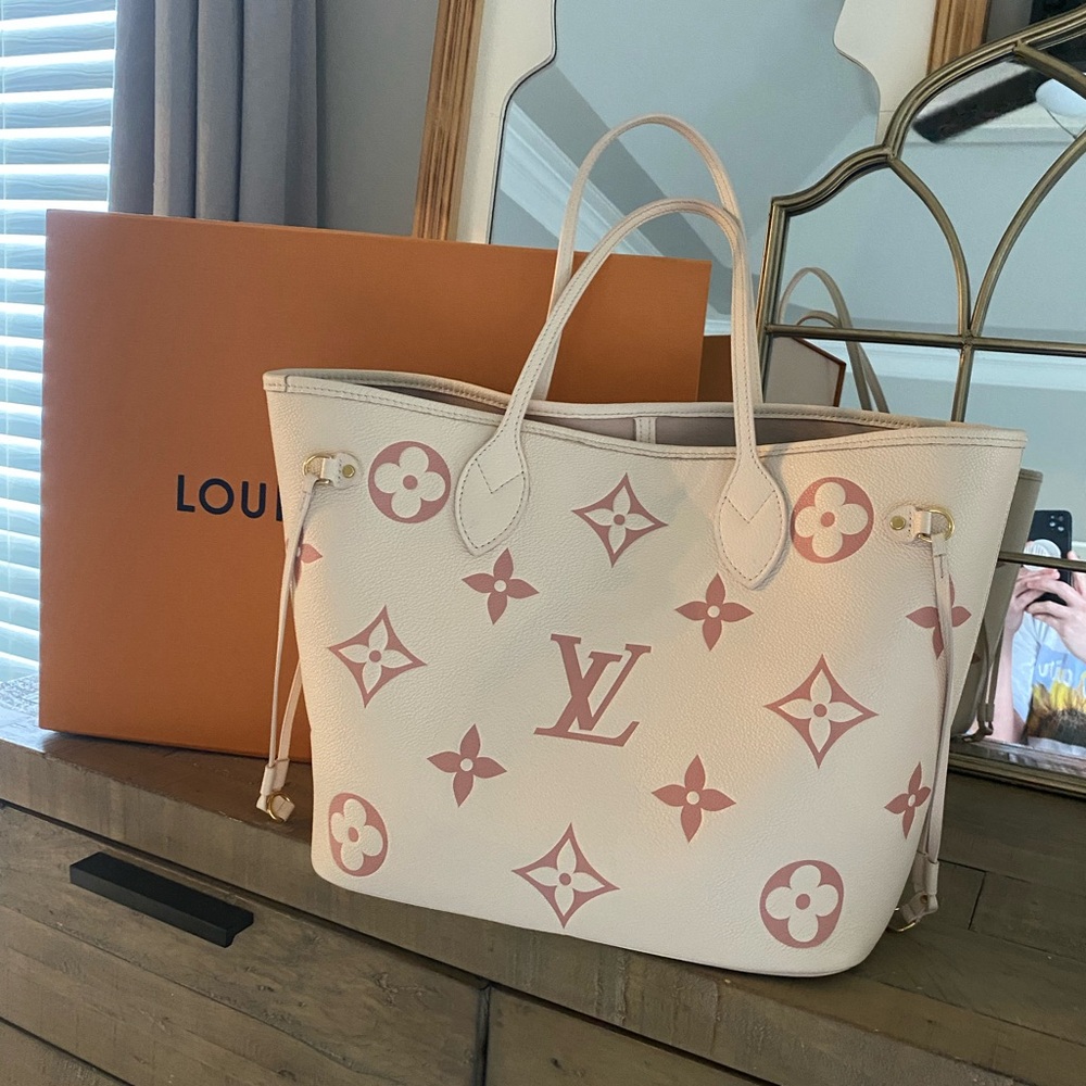 *Limited Edition* Louis Vuitton Neverfull MM
M21579 - Picture 4 of 17